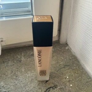 Lancôme foundation - Använd kanske 5 gånger nästa ny säljer för att den inte passar mig färgen 205C ord pris 655kr