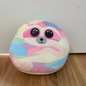 Mjukisdjur/kudde - Färgglad, kamouflagemönstrad mjukisdjur/kudde från Ty. 📩 Skicka gärna ett meddelande vid frågor eller om du vill ha flera bilder! 🌸😊 📦 Jag skickar snabbt och packar alltid med omsorg!