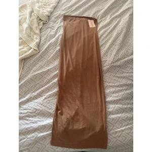 Brun klänning från Missguided - Storlek 38. Ny med prislapp. Bekväm, 20% viskos 5% elastan