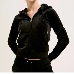Svart velour hoodie med dragkedja - Säljer en snygg svart hoodie i mjuk velour från Juicy Couture. Tröjan har dragkedja framtill, huva med snörning och en stor ficka på magen. Perfekt för en chill och trendig look. Köpt för 1.100 kr och har inga defekter! Pris går att diskutera!💞