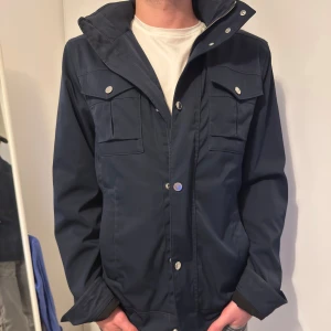 Mörkblå fieldjacka från J.Lindeberg - Skitsnygg bra skick! Nya modellen av bailey med nya loggan på ärmen!!🔥 passar någon som är runt 180