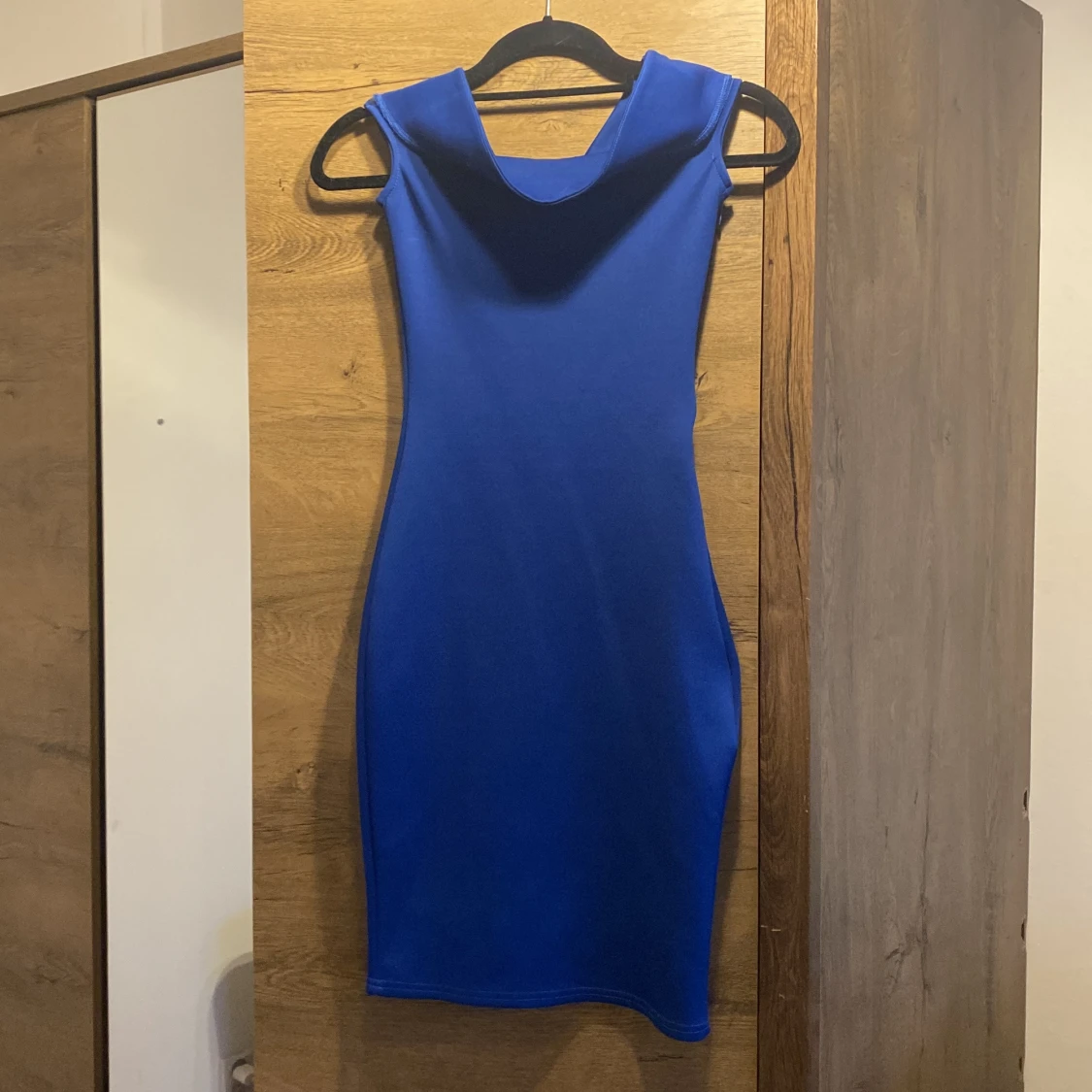 Kornblå tight klänning från Club L - 1