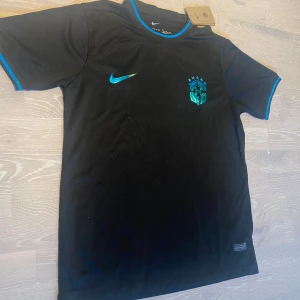 Svart Brasilien fotbollströja Nike M - Hej! Säljer en jätte snygg special Brasilien fotbolls T-shirt⚽️👕 •Den är inte använd bara testad.  •Passar perfekt nu på sommaren ☀️.  •Det är storlek M, måtten är på dem sista bilderna 📐.  •Priset kan diskuteras och skickar inom 24 Tim😊💨