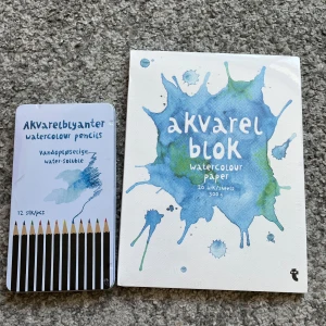 Akvarel blok (watercolour paper) med akvarellpennor  - Perfekt för dig som vill testa akvarell! Setet innehåller ett block med 20 ark akvarellpapper (300g) och 12 vattenlösliga akvarellpennor. Skapa coola konstverk och låt kreativiteten flöda – passar både nybörjare och dig som redan gillar att måla. Nypris 250kr. 