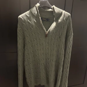 Olivgrön stickad tröja Polo Ralph Lauren - Säljer en olivgrön kabelstickad tröja från Polo Ralph lauren. Storlek M passar även S. Mycket bra skick hör av er vid frågor 