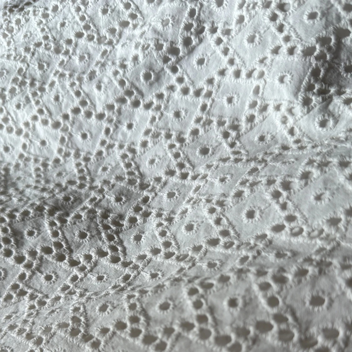 Vit broderad blus från COS - 3