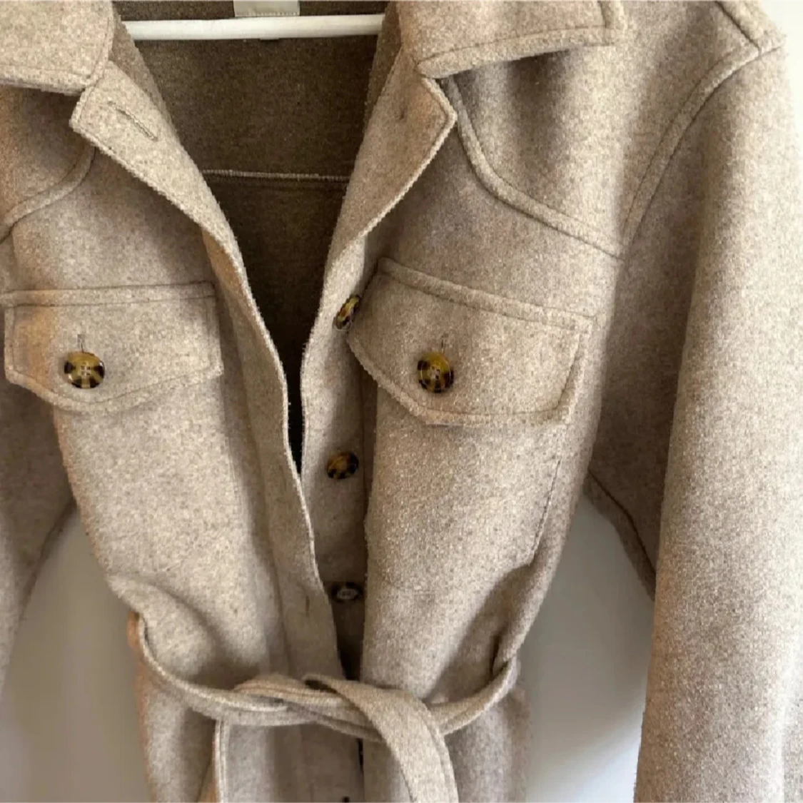 Beige overshirt med bälte från ONLY - 1