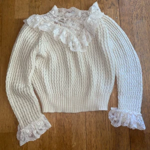 Vit stickad tröja med spets från Zara - Stickad tröja med spets (typ) Köpt second hand för 250 kr. Väl använd men i fint skick. Det finns en liten lagning vid ärmen nära armhålan (förra ägaren nämnde inte hålet, så jag sydde ihop det så gott jag kunde). Annars är tröjan i fint skick och väldigt charmig! Säljer den nu för 20kr, ett riktigt bra kap! Skickas gärna med PostNord.