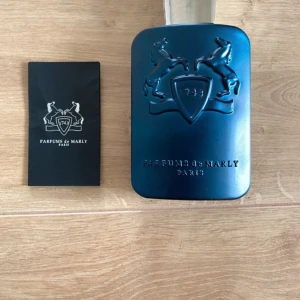 Parfums de Marly Layton - Säljer en i princip full flaska exklusiv parfym. 125 ml sprejad ett fåtal gånger. Med lukt av äpple, lavendel, bergamott och apelsin-mandarin.  Bevis på köp finns‼️!  Pris kan diskuteras vid snabb affär. Paketeras i bubbelplast för säker transport och skickas snabbt efter köp 📦. Hör av dig vid intresse eller funderingar 😄⚜️