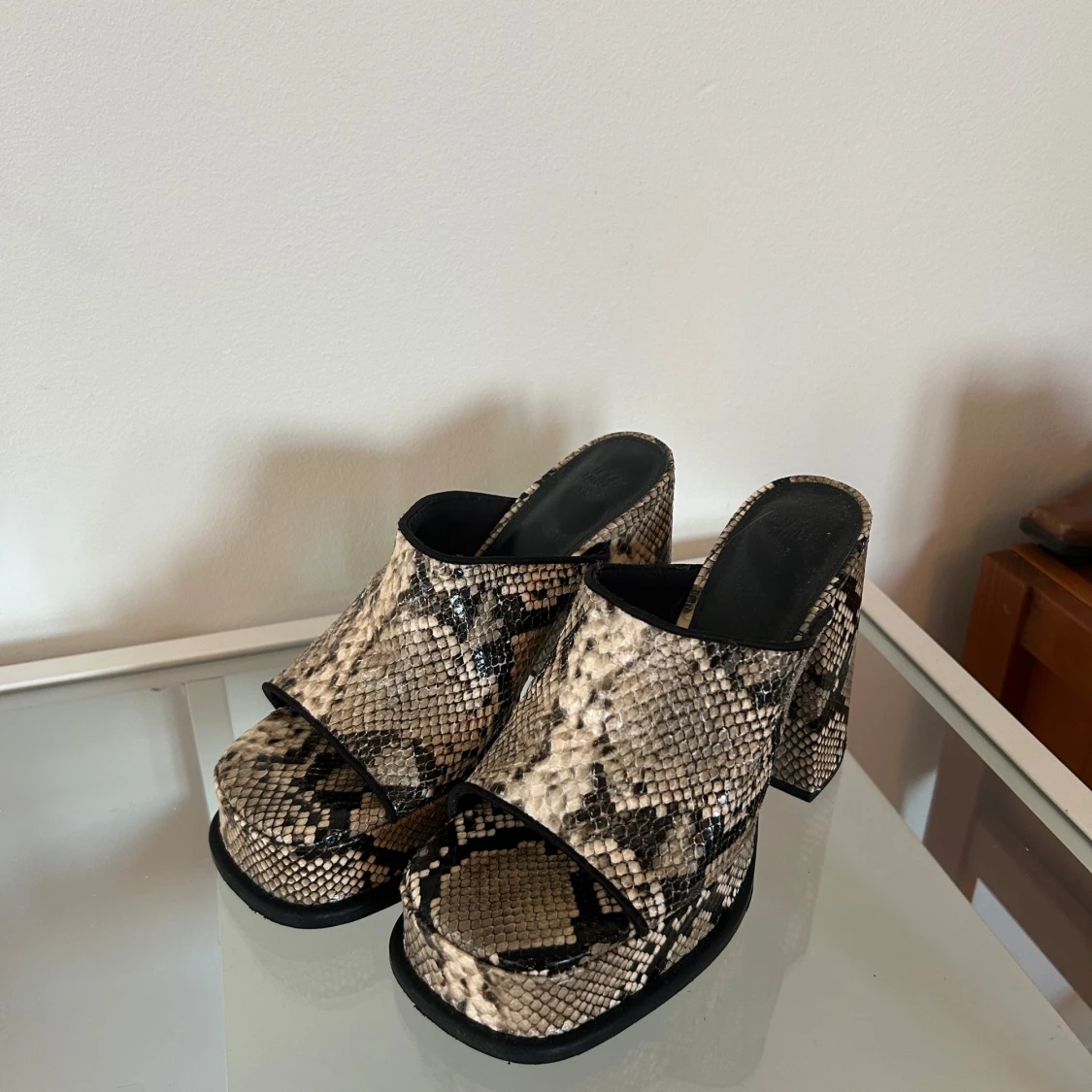 Ormskinnsmönstrade platåklackar H&M - 3