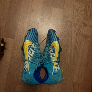 Zoom mercurial Vapor 15 Elite KM FG - Fotbollskor använda i ett tag månader en av dobbarna är lite lös men jag kör med den fortfarande och de passar till priset går o fixa med tejp eller skolim’ fråga gärna om ni undrar något😁.