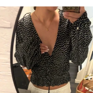 Svart prickig blus  - Prickig blus💗