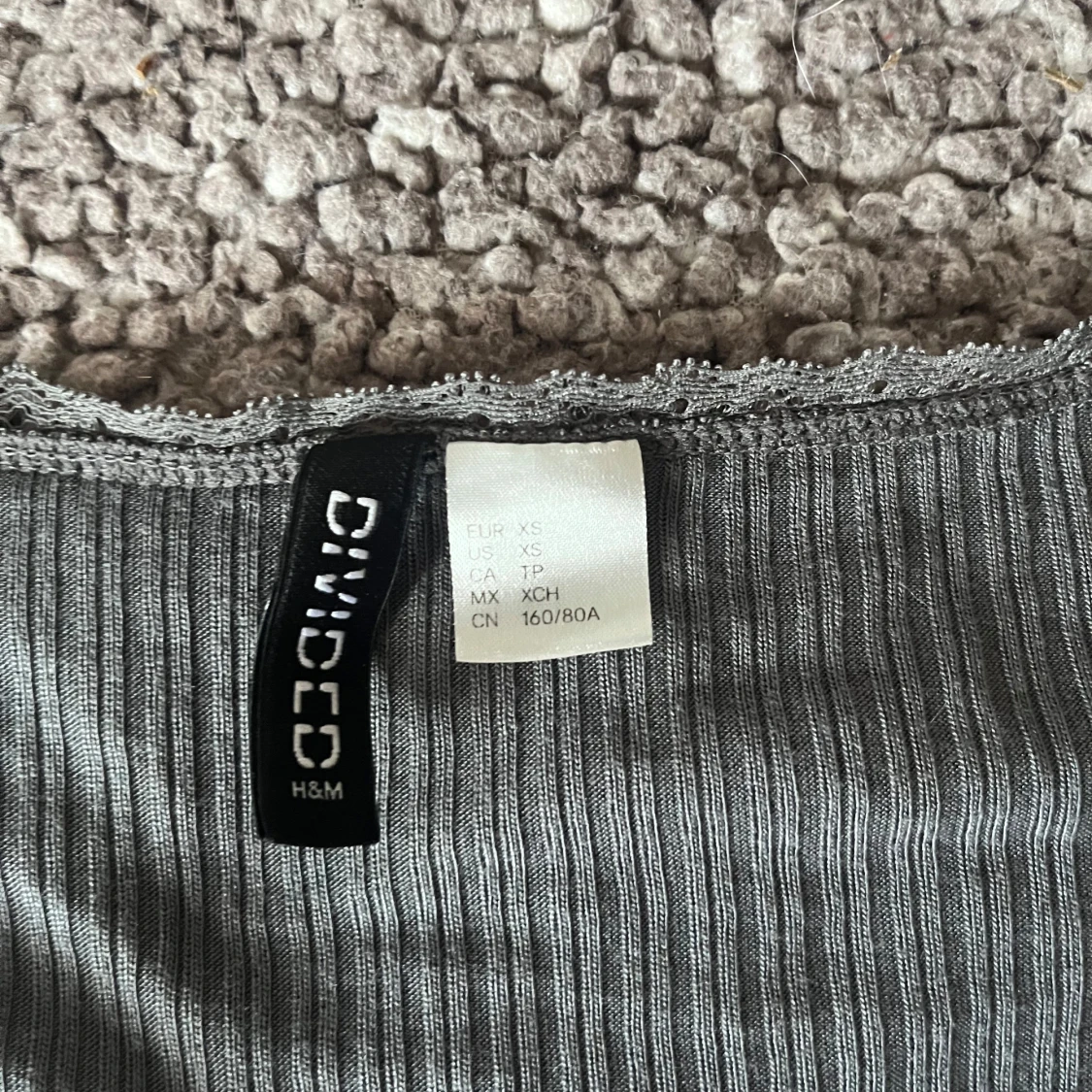 Grå ribbad topp med spets från H&M Divided - 2