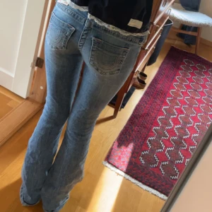 True Religion jeans - Super snygga Jeans från true religion köpta ifrån Nelly! Storlek w24 och är helt slutsålda. Nypris 1399kr💞💞 Säljer då de inte kommer till användning längre!!