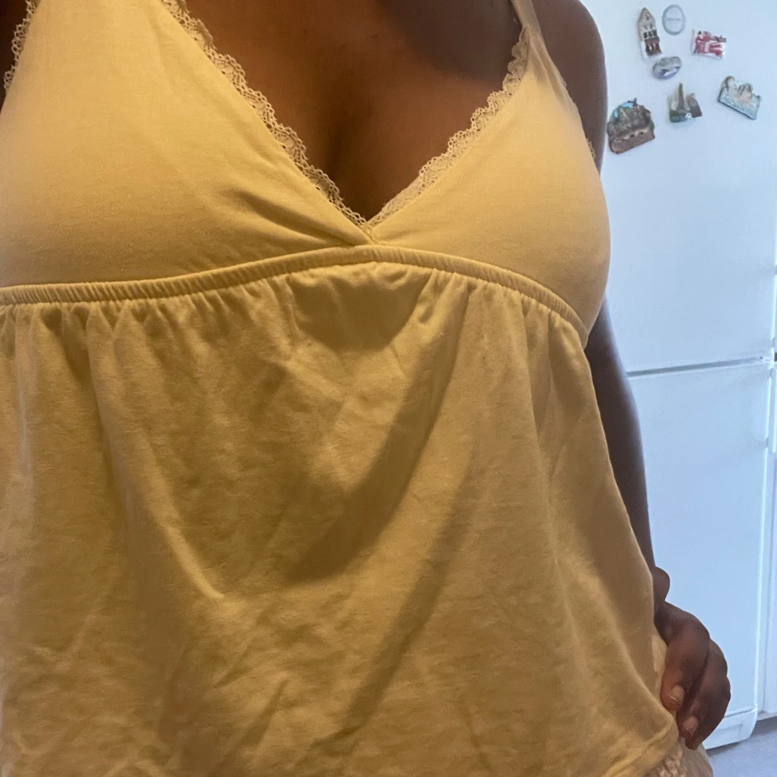 Ljusgul linnetopp med spetsdetalj - 1