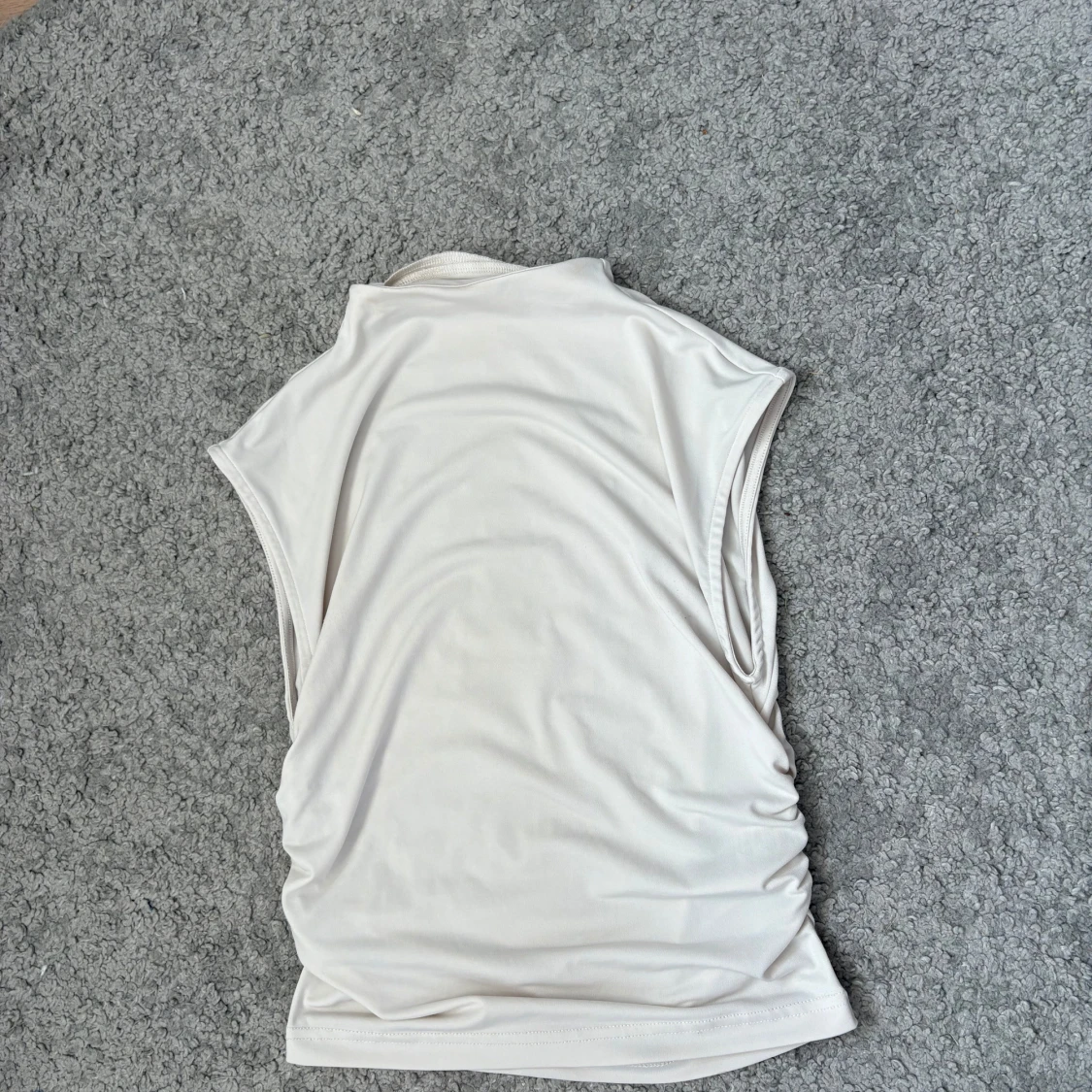 Vit ärmlös linnetopp med rynk från H&M