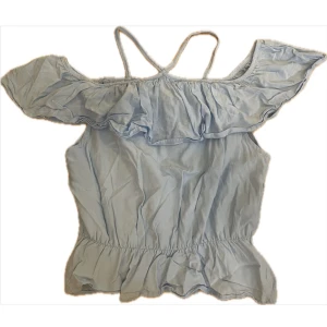 Ljusblå volangtopp Little Remix - Supersöt ljusblå offshoulder topp från Little Remix med tunna axelband, volangdetaljer upptill och nertill och smock i midjan för en snygg passform. Står storlek 14 och passar XS/S.