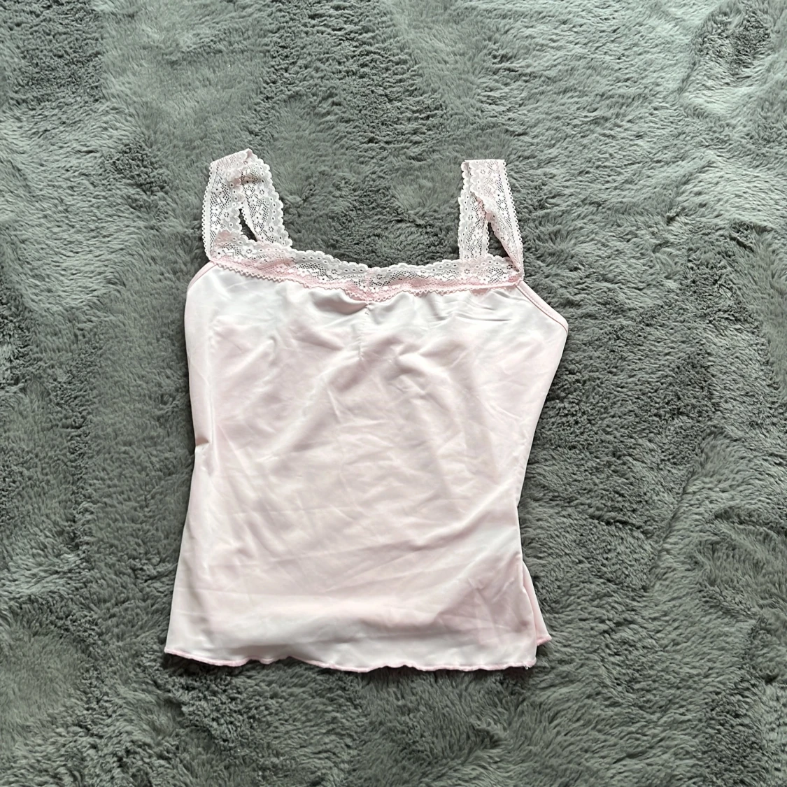 Ljusrosa linnetopp med spets från SHEIN