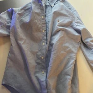 Blå skjorta från Ralph Lauren - Väldigt bra skick förutom att den är lite smutsig (sista bilden)