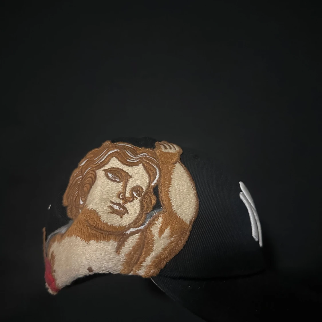 Svart NY keps med broderade motiv - 3