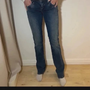 Blå bootcut jeans med hög midja - Snygga blå LTB jeans med bootcut-modell och låg midja! Dem är i storlek 27/34❣️ Pytte lite slitna längst ner men de är inget man märker, säljer pga att de är för långa!