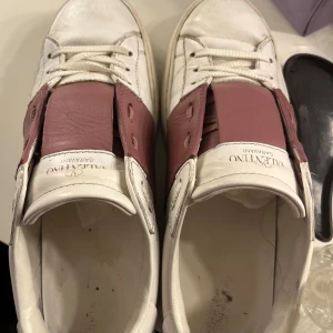 Valentino open skor  - Säljer syrrans valentinos| mycket bra skick| inget og|de passar även 38| hör av er om frågor|😄