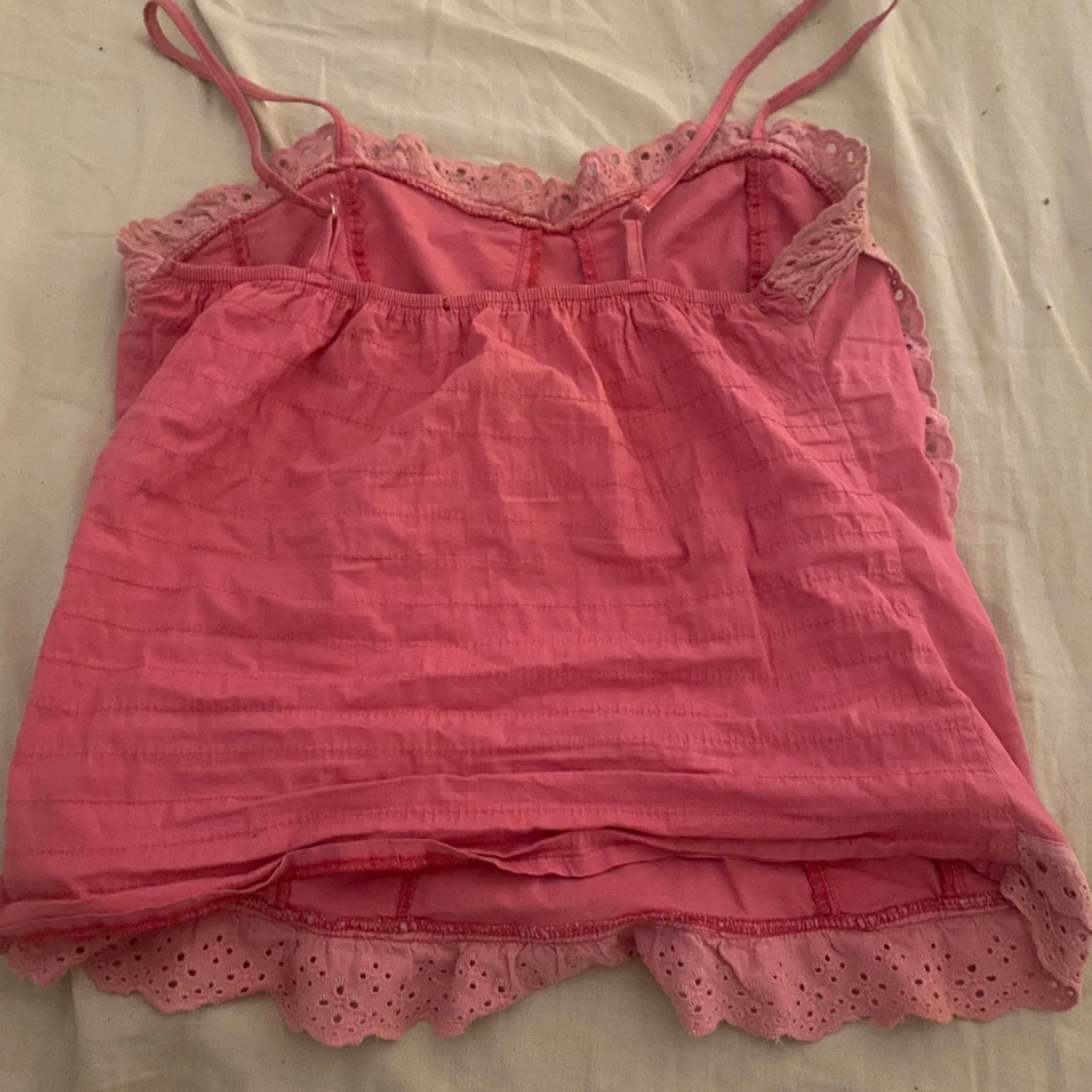 Rosa linnetopp med spets från Frime - 1