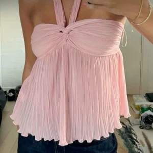 Ljusrosa plisserad halterneck topp - Fint skick! Lånade bilder men skriv för egna 💓