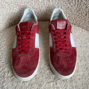 Valentino flycrew - Säljer nu dessa sjukt eftertraktade valentino garvani flycrew | super fint skick ändast lite smutsiga | 13/22 nitar kvar! | vid köp medföljs endast skor! | hör gärna av dig vid eventuella frågor eller funderingar!