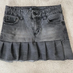 Svart mini volangkjol - Jätte snygg kjol som passar till det mesta Egensydd, så därför kan det vara sömmar som syns o.sv💞