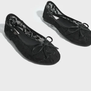 Svarta spetsiga ballerinaskor med rosett - Snygga svarta ballerinaskor med spetsdetaljer och söt rosett framtill. Har bara använt dom en gång så dom är som nya!