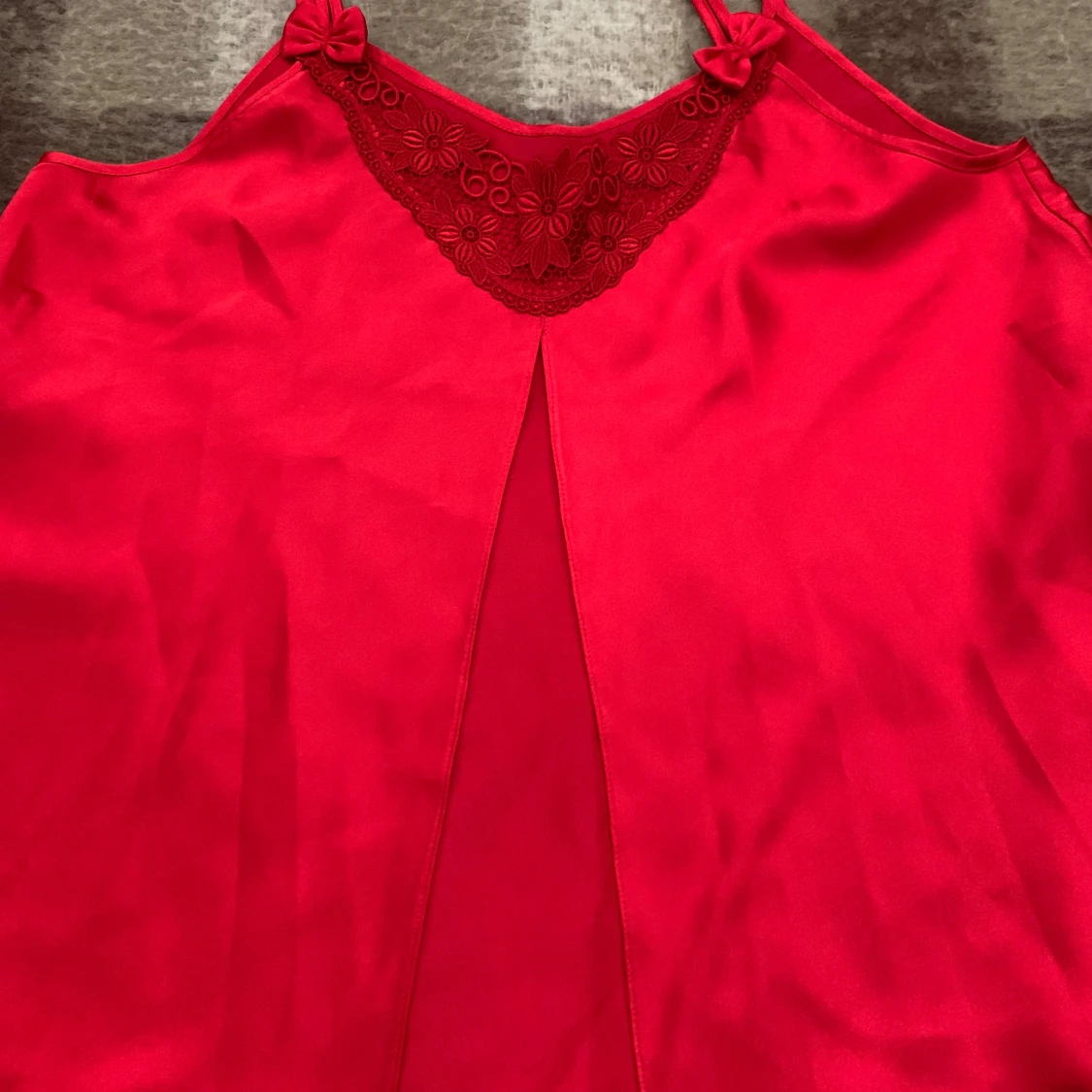 Röd satin linnetopp med spets - 4