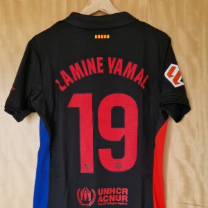 Lamine Yamal fotbollströja Barcelona Cactus Jack edition24-25 - Lamine Yamal Barcelona repIika fotbollströja Cactus Jack edition 24-25. Helt ny med tag. Storlek: Small