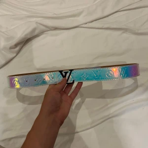 Bälte - Säljer eth bälte som är väldigt unikt mycket färger som glenzer passar till en cool outfit .