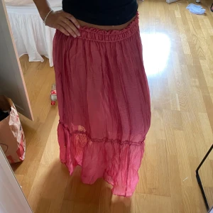 Rosa maxikjol från Zara med volang - Rosa långkjol/ Maxikjol från Zara, Ny med prislapp kom med prisförslag 