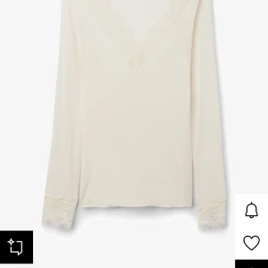 Vit långärmad topp med spets från Intimissimi - Superfin vit långärmad topp från Intimissimi i ultralätt material med kashmir. V-ringad med spetsdetaljer vid halsringning och ärmslut. Perfekt för dig som gillar en feminin och stilren look. Sitter snyggt och är riktigt mjuk mot huden.