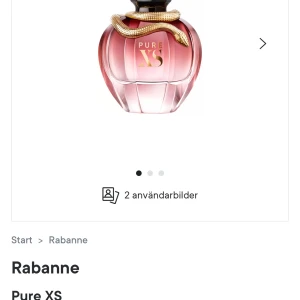 Rabanne Pure XS parfym - Pure XS från Rabanne är en lyxig parfym i en rosa glasflaska med guldorm runt halsen och svart kork. Flaskan har en elegant, rundad form och guldiga detaljer som ger en exklusiv känsla. Perfekt för dig som vill sticka ut med en snygg och unik parfymflaska.