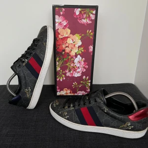 Gucci sneakers med tigerprint - Gucci ace tiger storlek 41 men passar också mig som har 42.