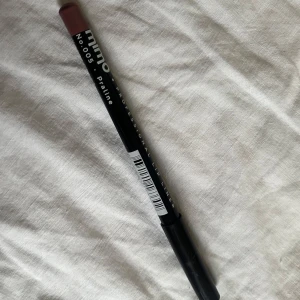  läppenna i nyansen Praline,005 - Helt ny läppenna oanvänd då ja köpte fel färg. 