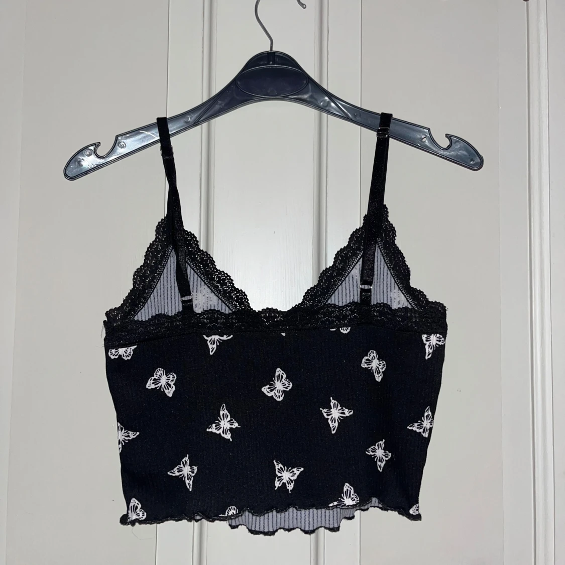 Svart linnetopp med fjärilar och spets - 1