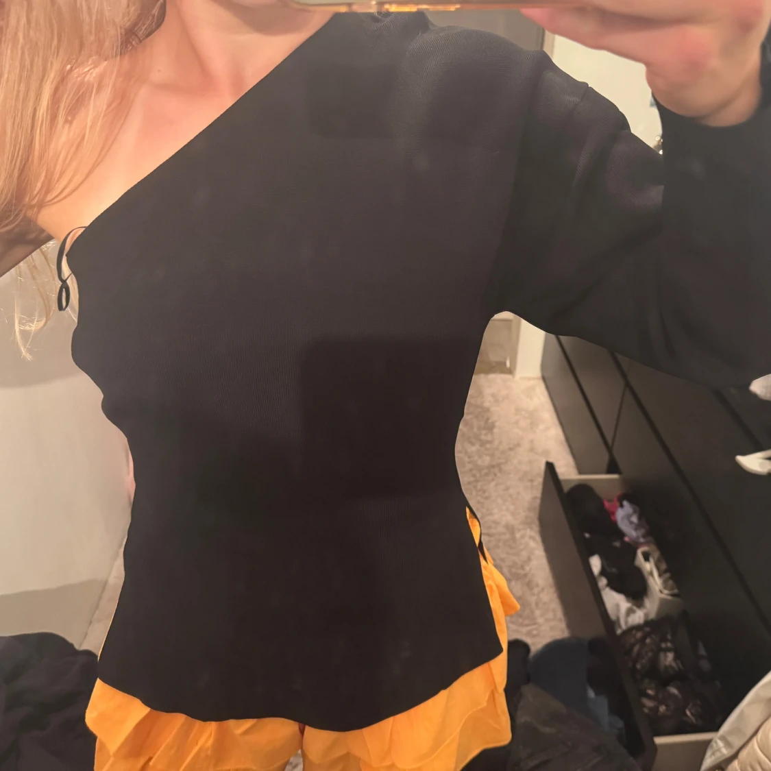 Svart oneshoulder långärmad tröja - 1