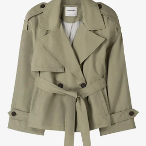 trenchcoat  - Jättefin trenchcoat🫶🏻har klippt ut axelvaddar från den så skriv för egna bilder och bild på stället där jag klippt ( detta är på insidans och syns ej )😊 Aldrig använd