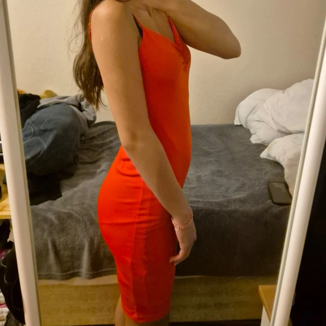 Röd tight klänning med smala axelband - 2