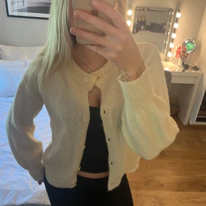 Beige stickad kofta  - Supermysig beige kofta från shein med knappar framtill. Lite liten i storleken, passar S. Aldrig använd, bara testad!💕