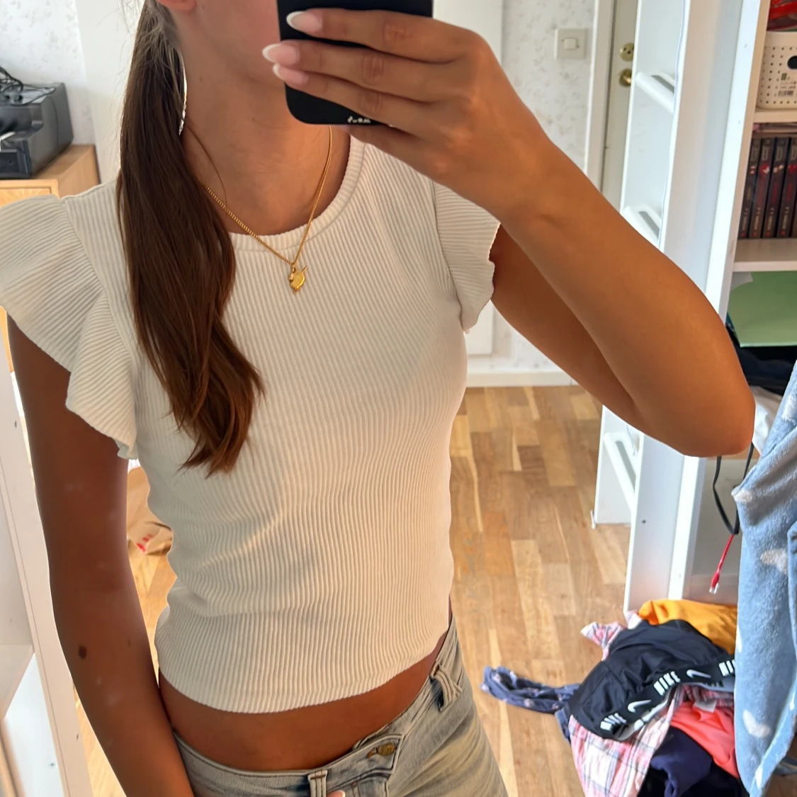 Vit ribbad topp med volangärmar