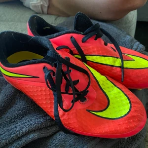 Nike fotbollsskor neonröda - Säljer dessa fotbollsskor pga för stora i storlek. Endast använt fåtal gånger! 🌸