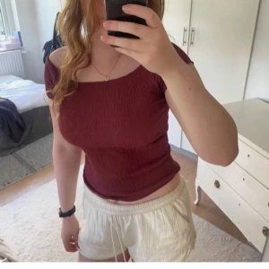 Vinröd offshoulder topp  - Slutsåld topp från lager 157! Super söt och passar till mycket, aldrig använd! Hör av dig om du undrar något ❤️