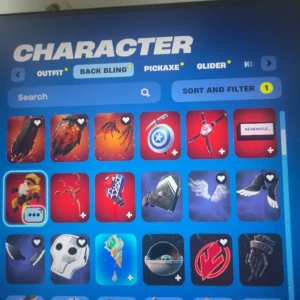 Character (Back Bling) - Fortnite Guide - Upptäck en färgstark samling av Fortnite-back blings! Perfekt för dig som älskar gaming och vill inspireras av coola skins, superhjältesköldar och unika accessoarer. En visuell fest för alla Fortnite-fans och samlare.Här är bara en del av backplingen kolla resten av konton på mitt plick konto