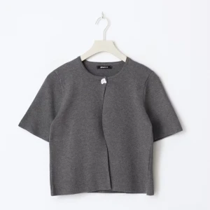 grå kofta från Gina  - Söt kofta i finstickat material 😇 använd fåtal gånger men inga defekter på produkten ❣️ superfin med ett par jeans eller en kjol 🌟