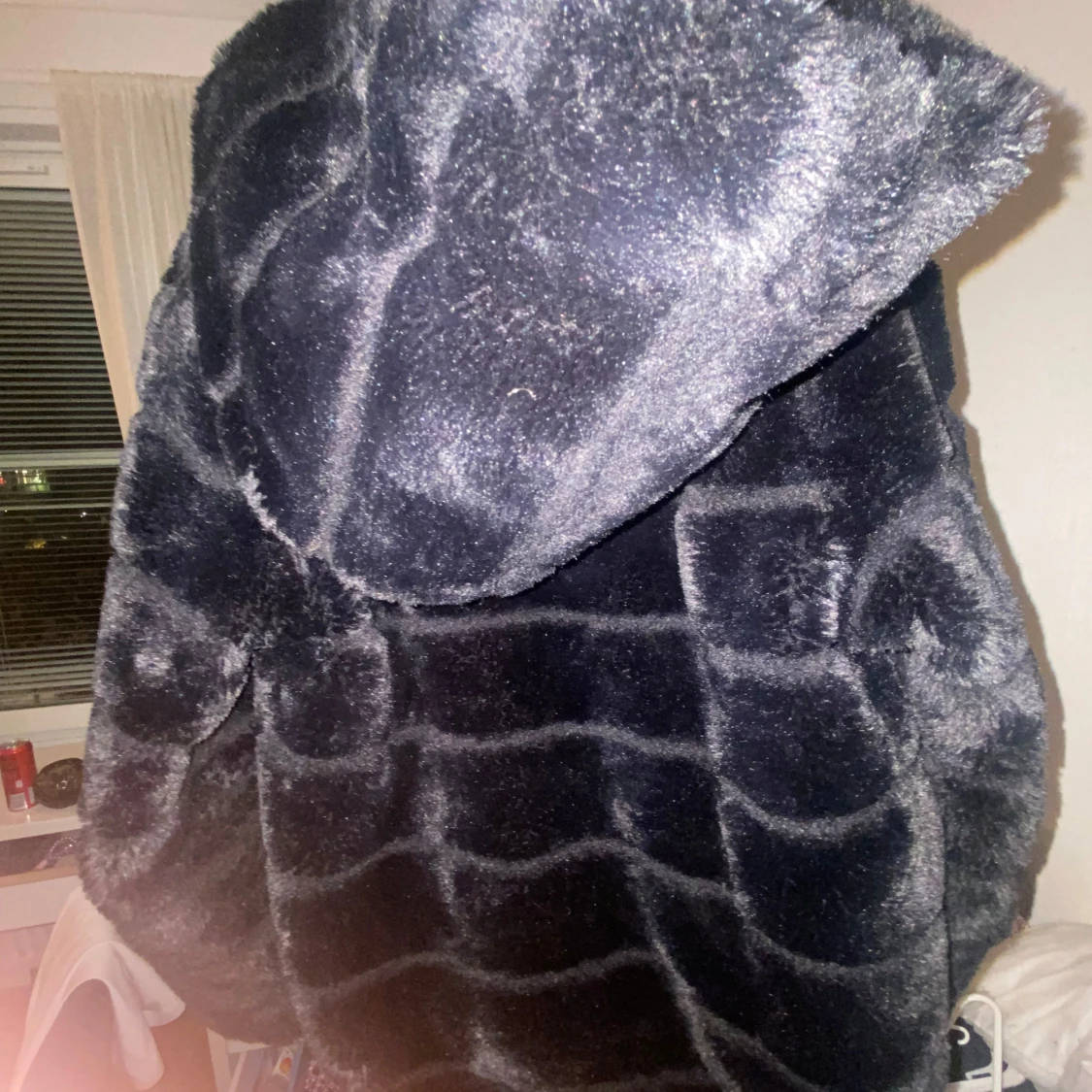 Svart pälsjacka med huva - 1